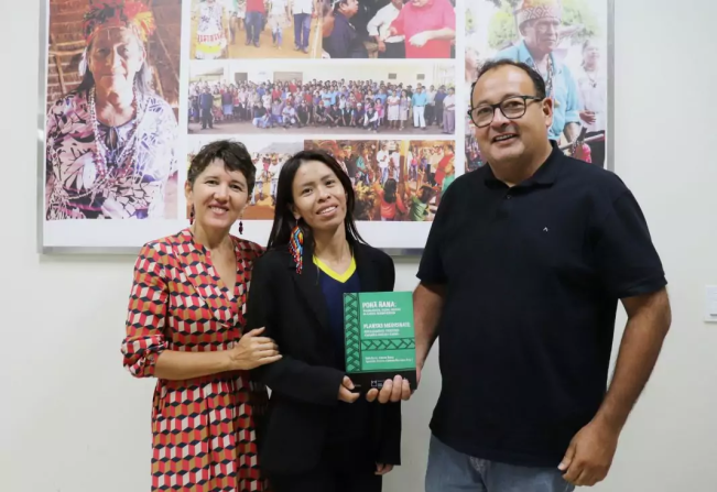 Indígena, professora amambaiense é organizadora de livro produzido por pesquisadores da Fiocruz