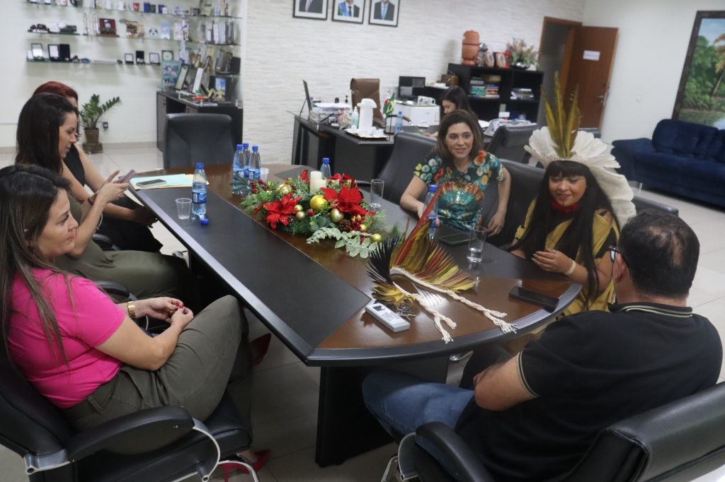 Prefeito Bandeira recepciona Deputada Federal Célia Xakriabá em Amambai