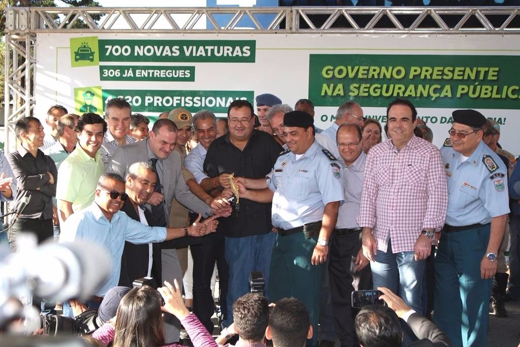 Governador Reinaldo Azambuja entregou 12 novas viaturas para atender Amambai e região.