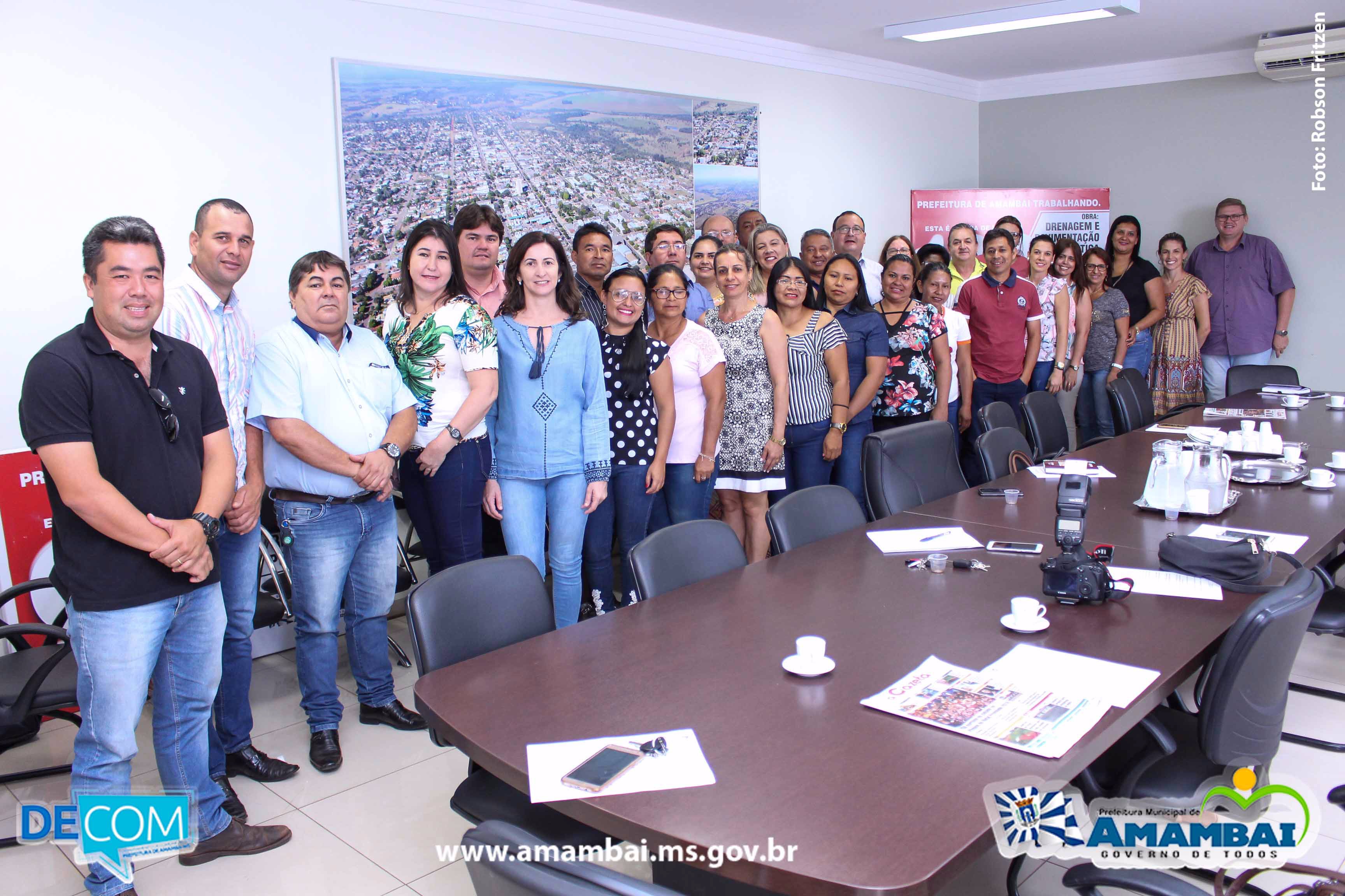 Prefeito Dr.  Bandeira empossa diretores escolares eleitos em Amambai