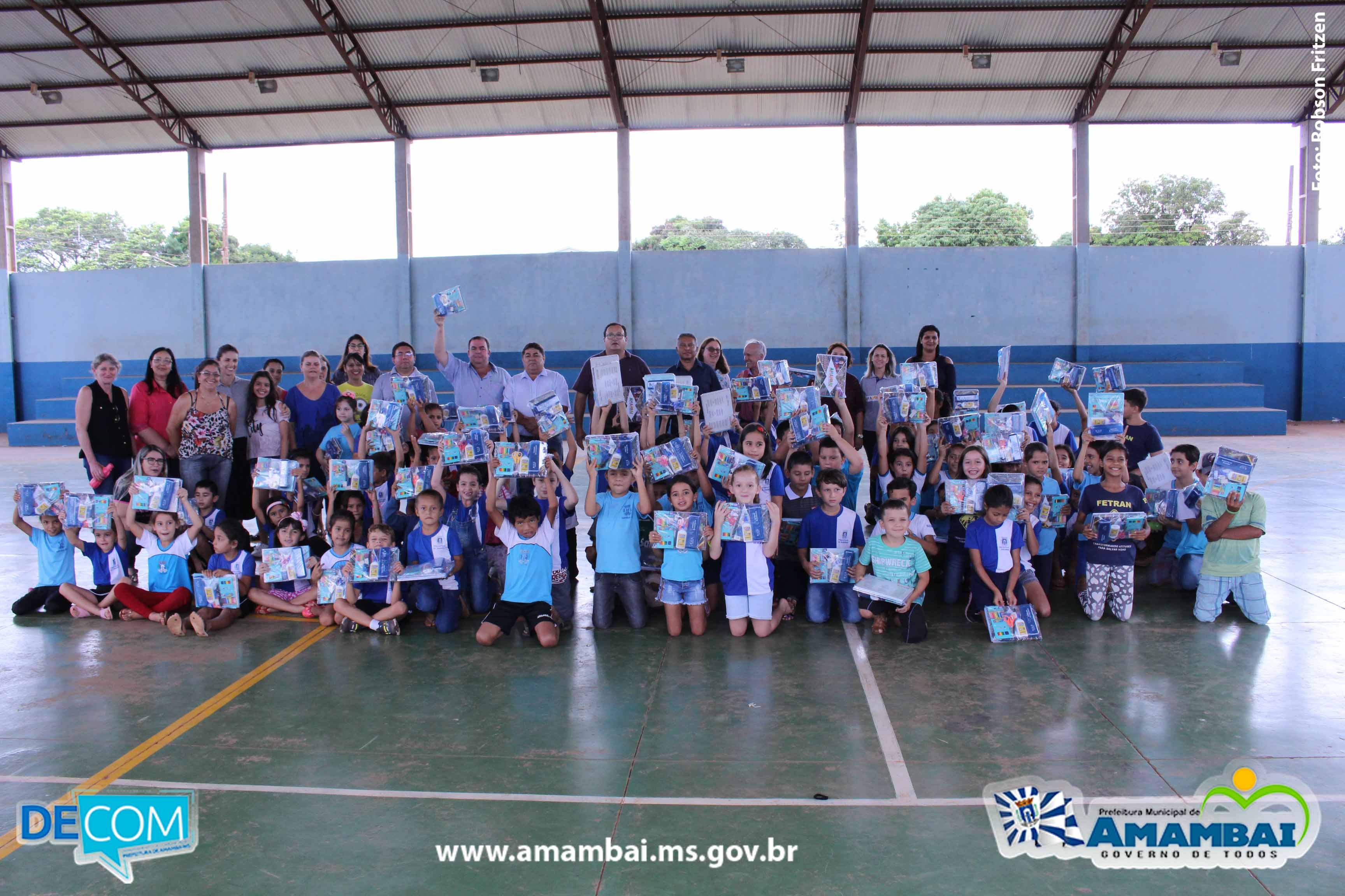 Prefeitura de Amambai entrega 6.800 kits escolares para alunos da rede municipal