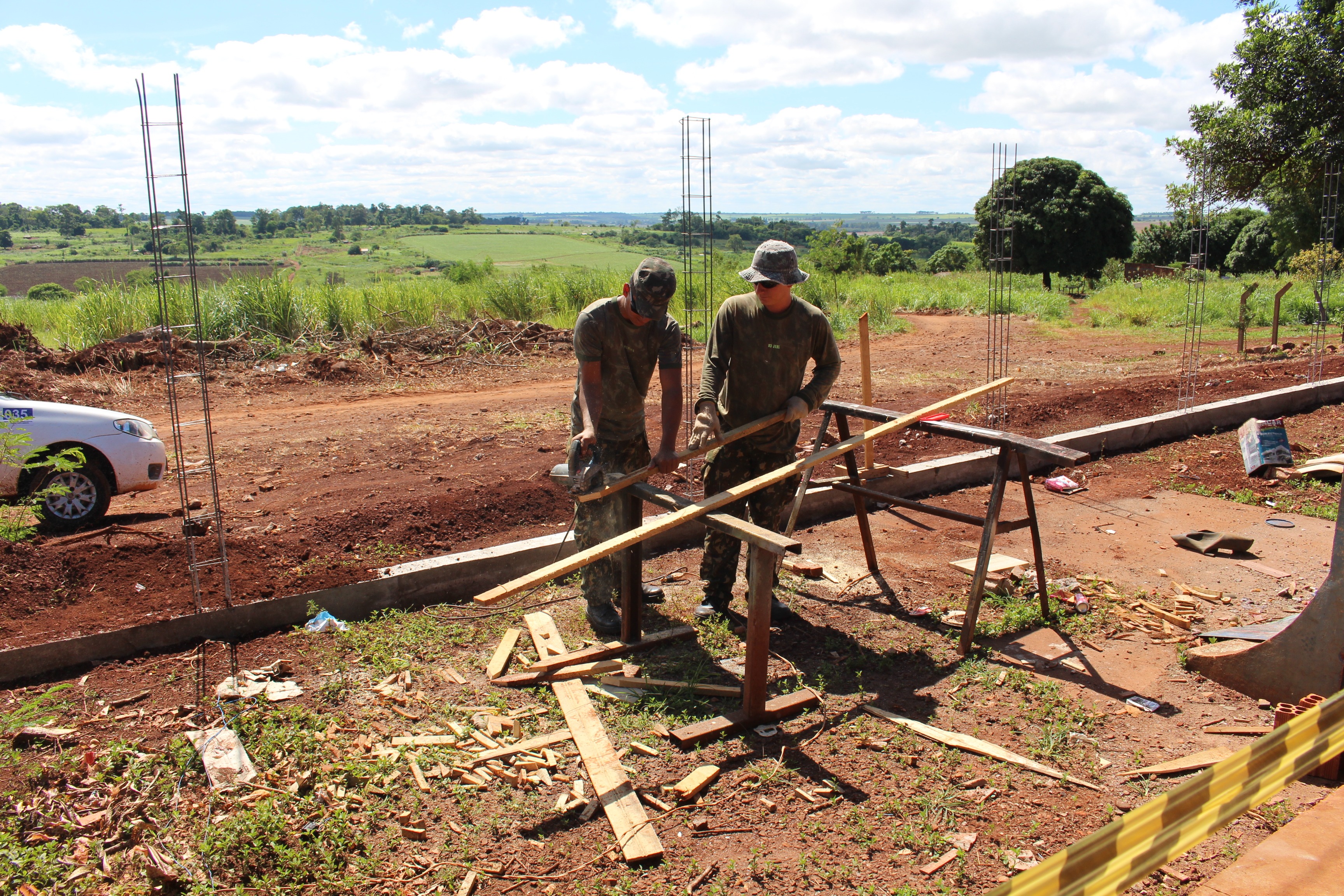 SEMED e 17º RC MEC estão construindo muro de proteção para a Escola Polo Indígena Ypyendy