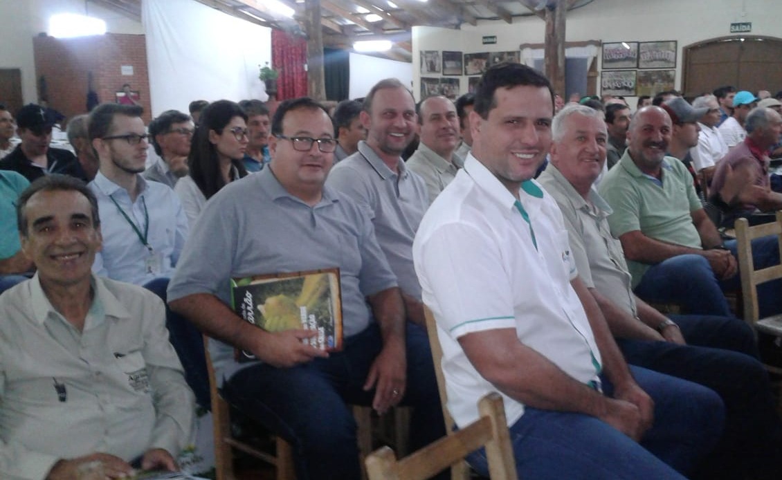 Prefeito, produtores, vereador, presidente da Agrimate e gerente da Agraer participaram da 9ª Turismate