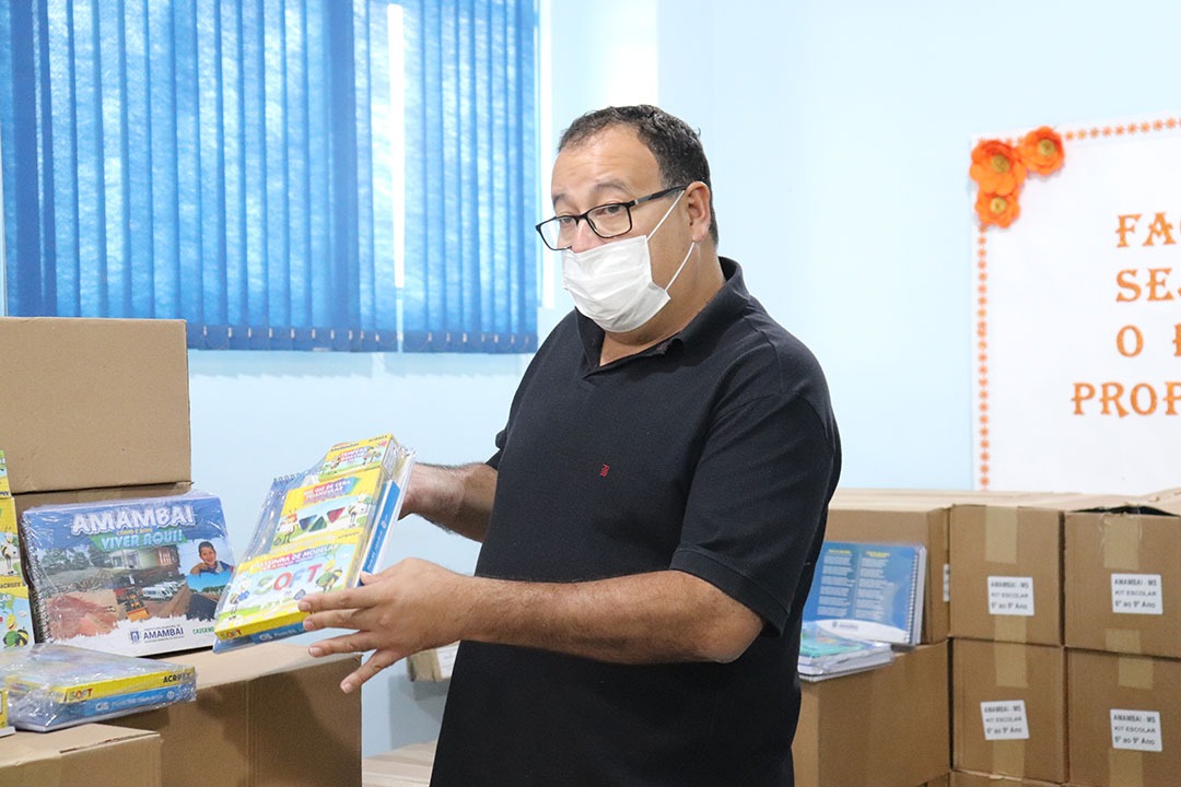 Prefeito Edinaldo distribui kits escolares para rede municipal de ensino