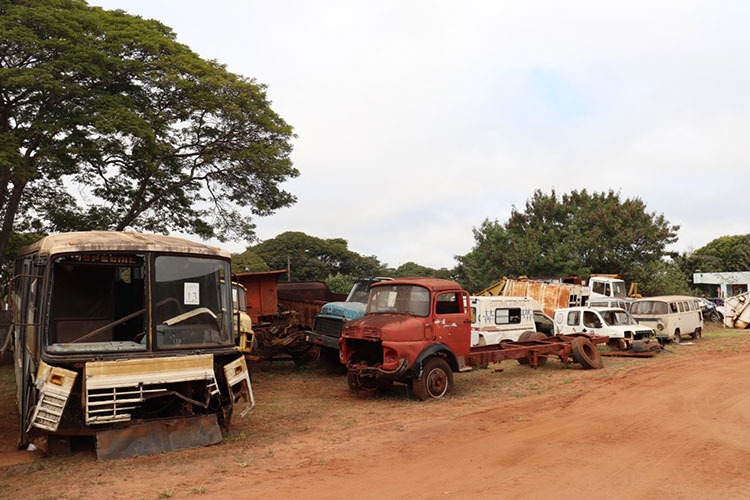Prefeitura de Amambai lança edital para leilão público de veículos, equipamentos e bens inservíveis