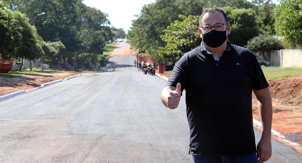 Prefeito Dr. Bandeira inspeciona obras em execução no município