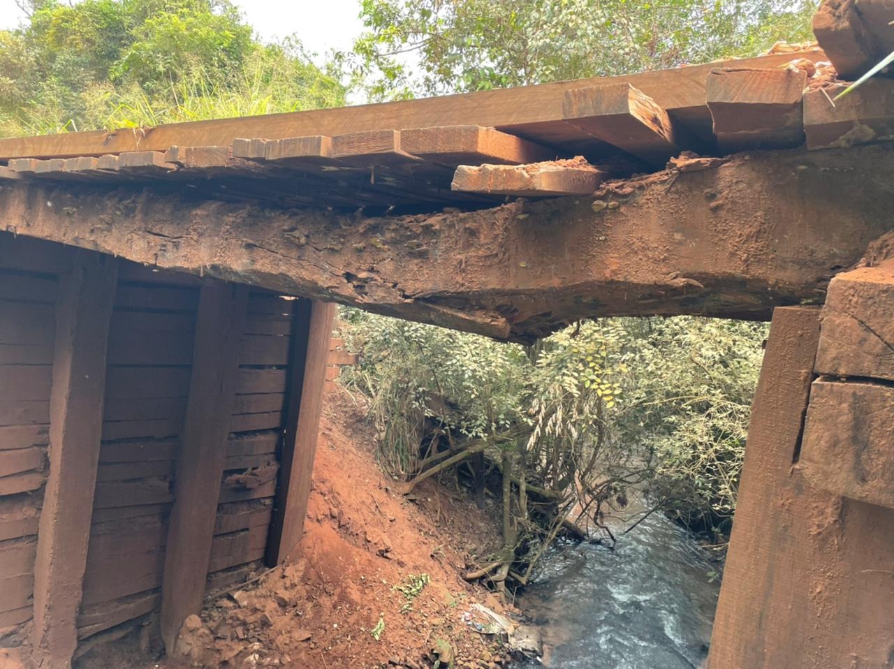 Em apenas quatro dias, Prefeitura de Amambai recupera ponte danificada