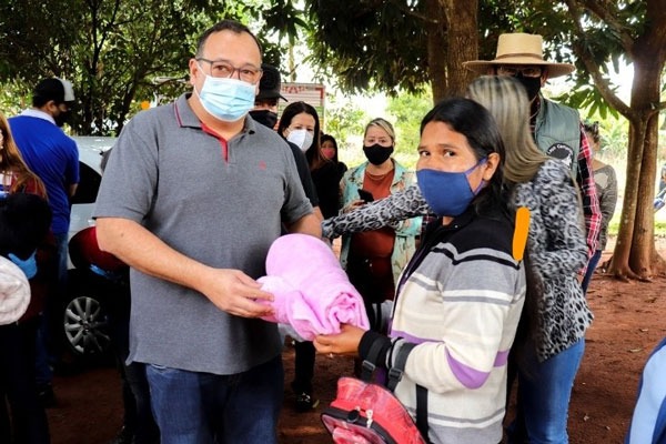 Prefeito Bandeira mobiliza sociedade amambaiense em prol da população carente durante baixa das temperaturas
