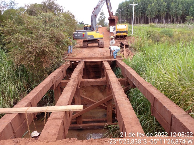 Ponte de madeira sobre o rio Desbarrancado já começa a ser desmontada para dar lugar à nova ponte de concreto