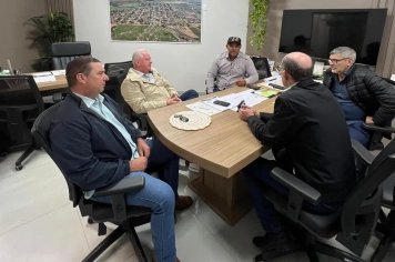 Prefeito Sérgio Barbosa participa de reunião em Juti para discutir melhorias regionais e infraestrutura rural