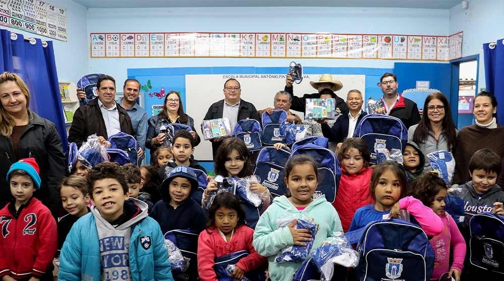 Estudantes da Rede Municipal de Ensino estão recebendo uniformes e mochilas da Prefeitura de Amambai