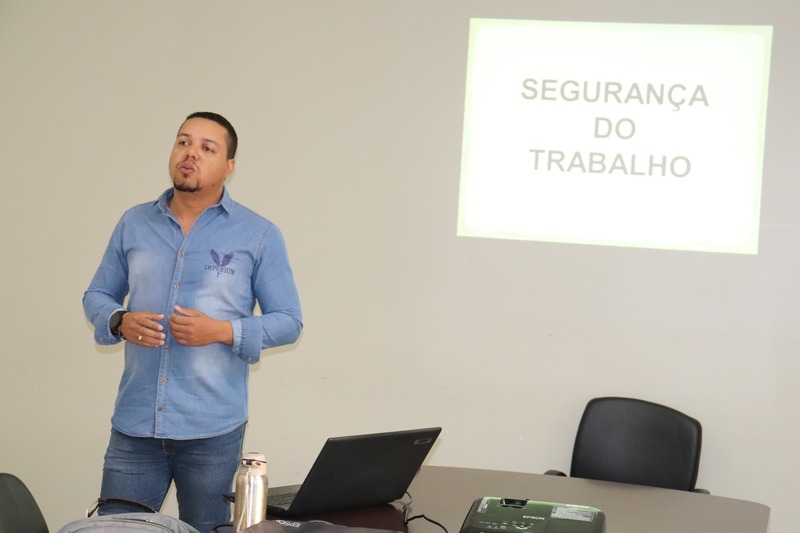 Servidores da Prefeitura de Amambai participam de treinamento sobre segurança do trabalho
