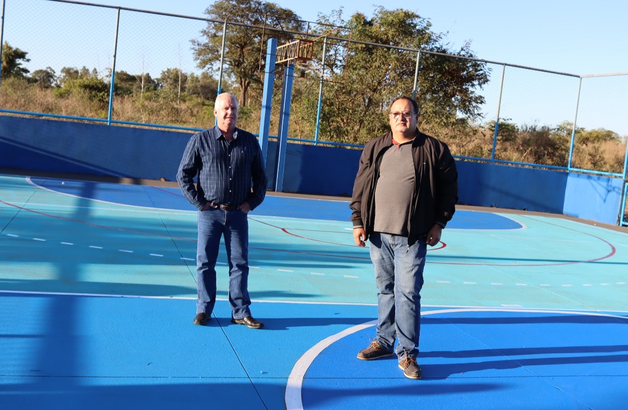 Prefeitos de Amambai e Juti visitam obras de reforma de parquinho infantil e academia ao ar livre no Assentamento Guanabara