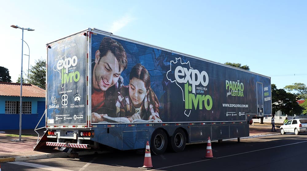 Com ações de lazer e conscientização, Amambai recebe carreta da Expolivro