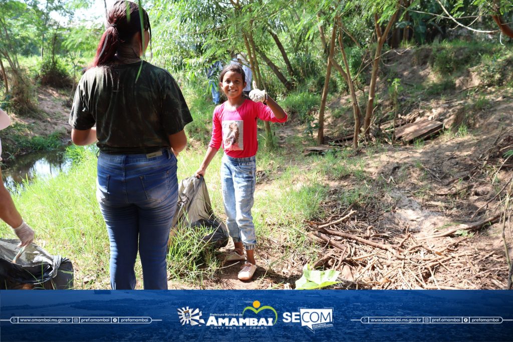 Alunos, servidores e militares realizam ação de preservação ambiental no Córrego Retiro