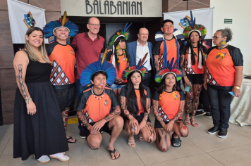 Grupo de Teatro P’ai Kuara Rendy representa Amambai na abertura dos 15 anos do FETRAN