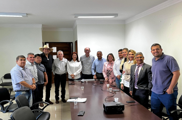 Prefeito Sérgio Barbosa se reúne com vereadores para debater projetos prioritários para Amambai