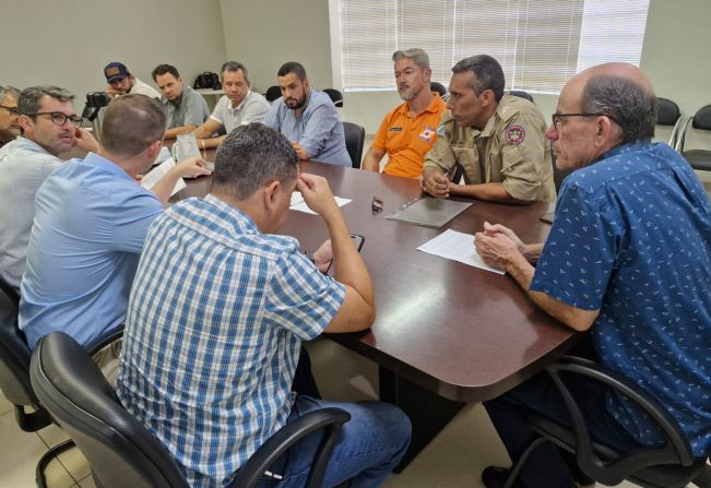 Prefeitura de Amambai debate impactos da estiagem com produtores rurais e Defesa Civil