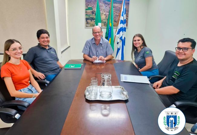 Prefeitura de Amambai recebe acadêmicos para discutir convênio de transporte
