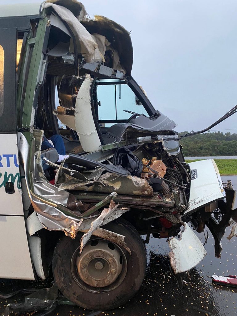 Veículo de transporte da frota municipal se envolve em acidente a caminho de Cascavel