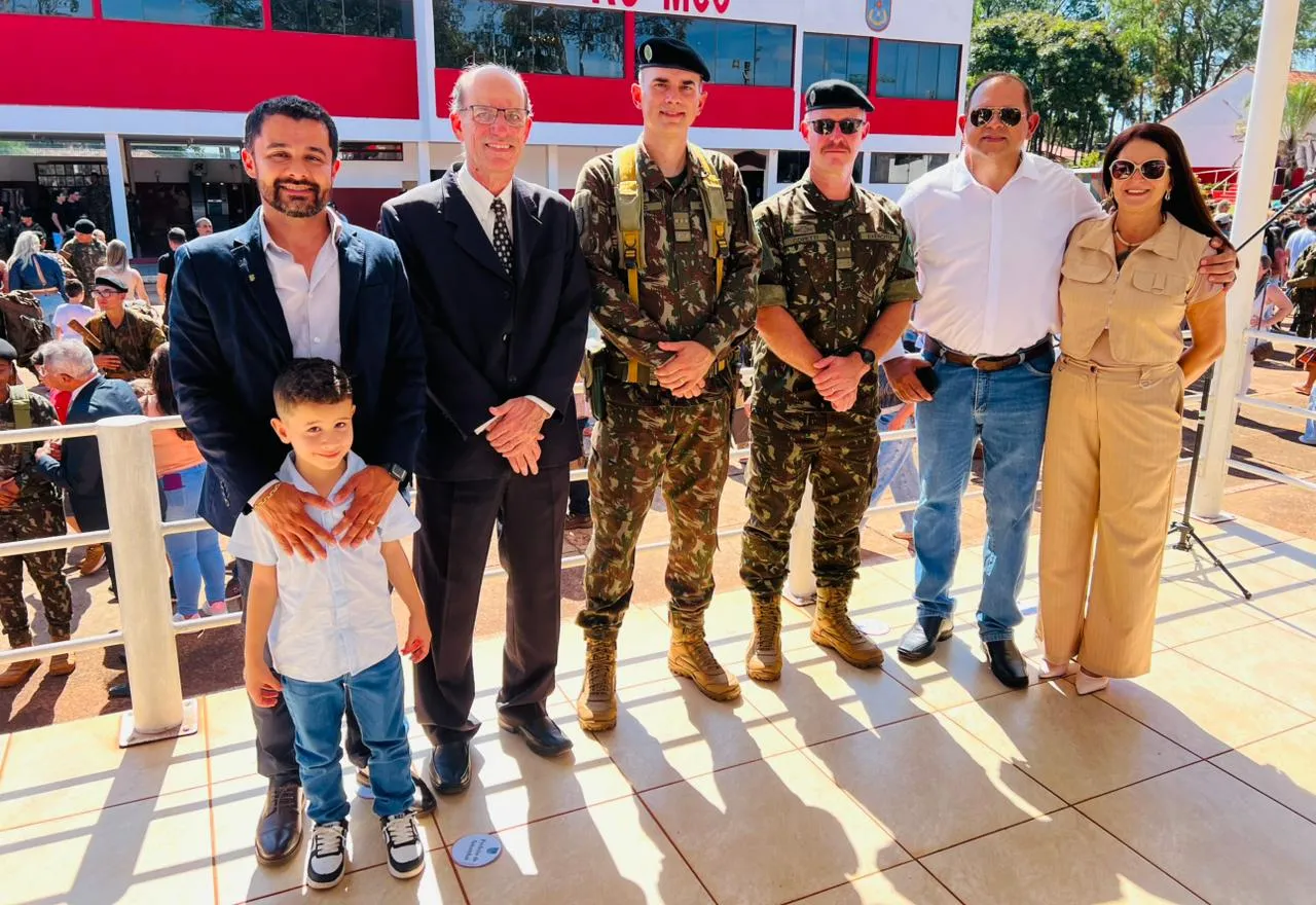Prefeito acompanha entrega da Boina Preta a soldados do 17º RC Mec em Amambai
