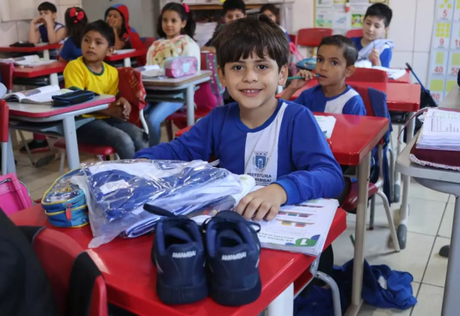 Prefeitura de Amambai entrega uniformes escolares para o ano letivo de 2025