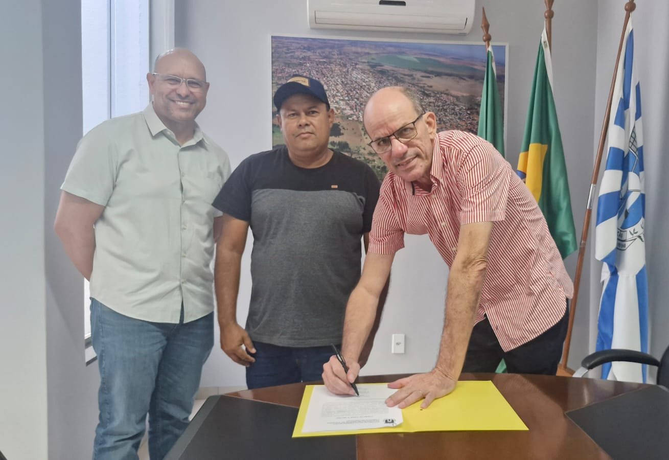 Prefeitura de Amambai dá posse a concursado para cargo de operador de máquinas