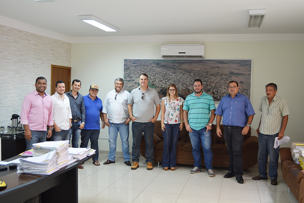 Prefeito busca apoio de investidores para construção de casas em Amambai