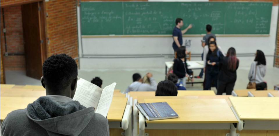 Estudantes de 27 cursos devem realizar o Enade neste domingo (25)