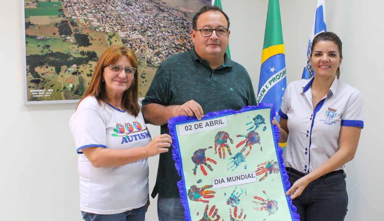 Educação Especial visita gabinete do Prefeito e entrega material produzido por alunos do município