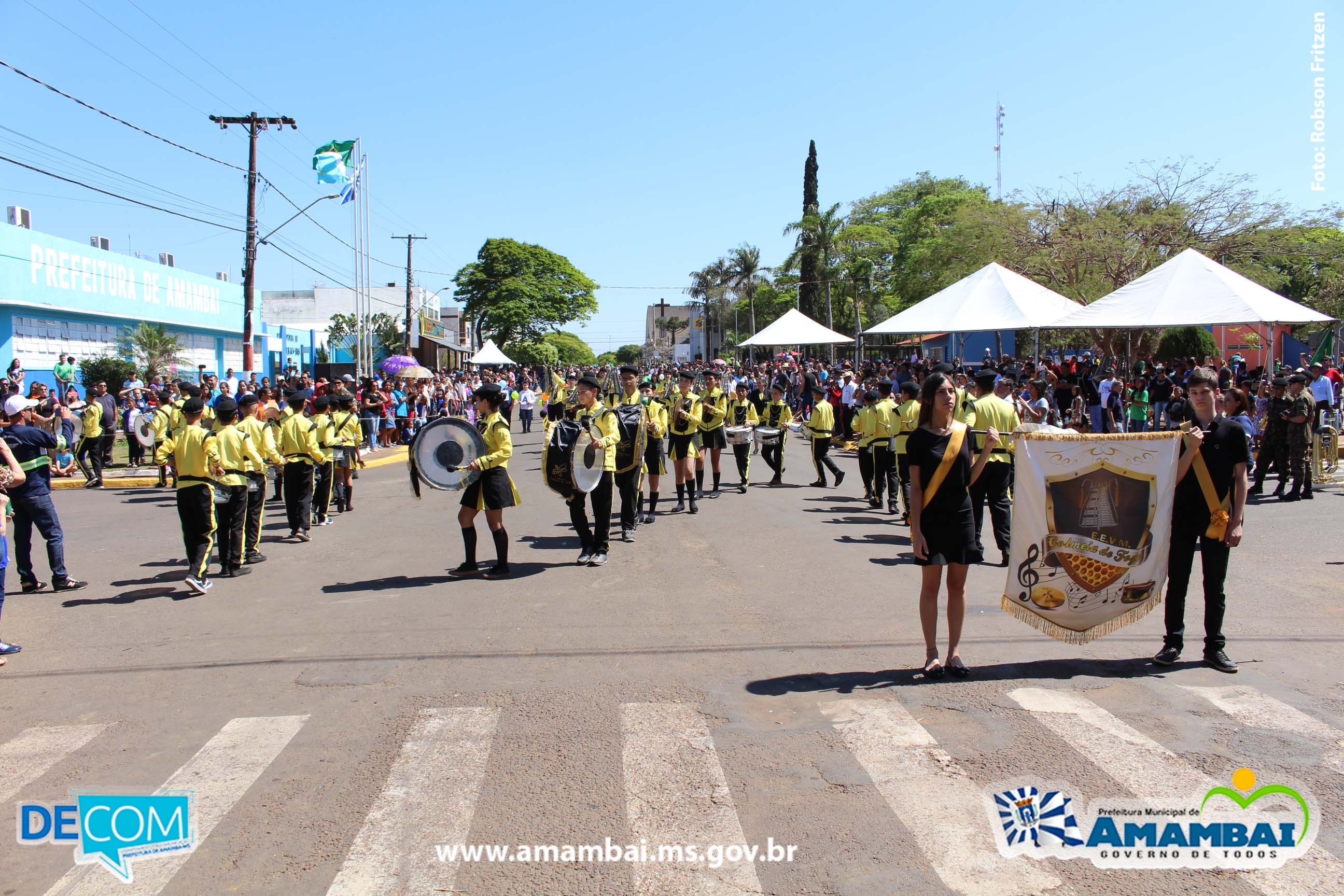 Desfile alusivo aos 71 anos de Amambai reuniu grande público na manhã deste sábado