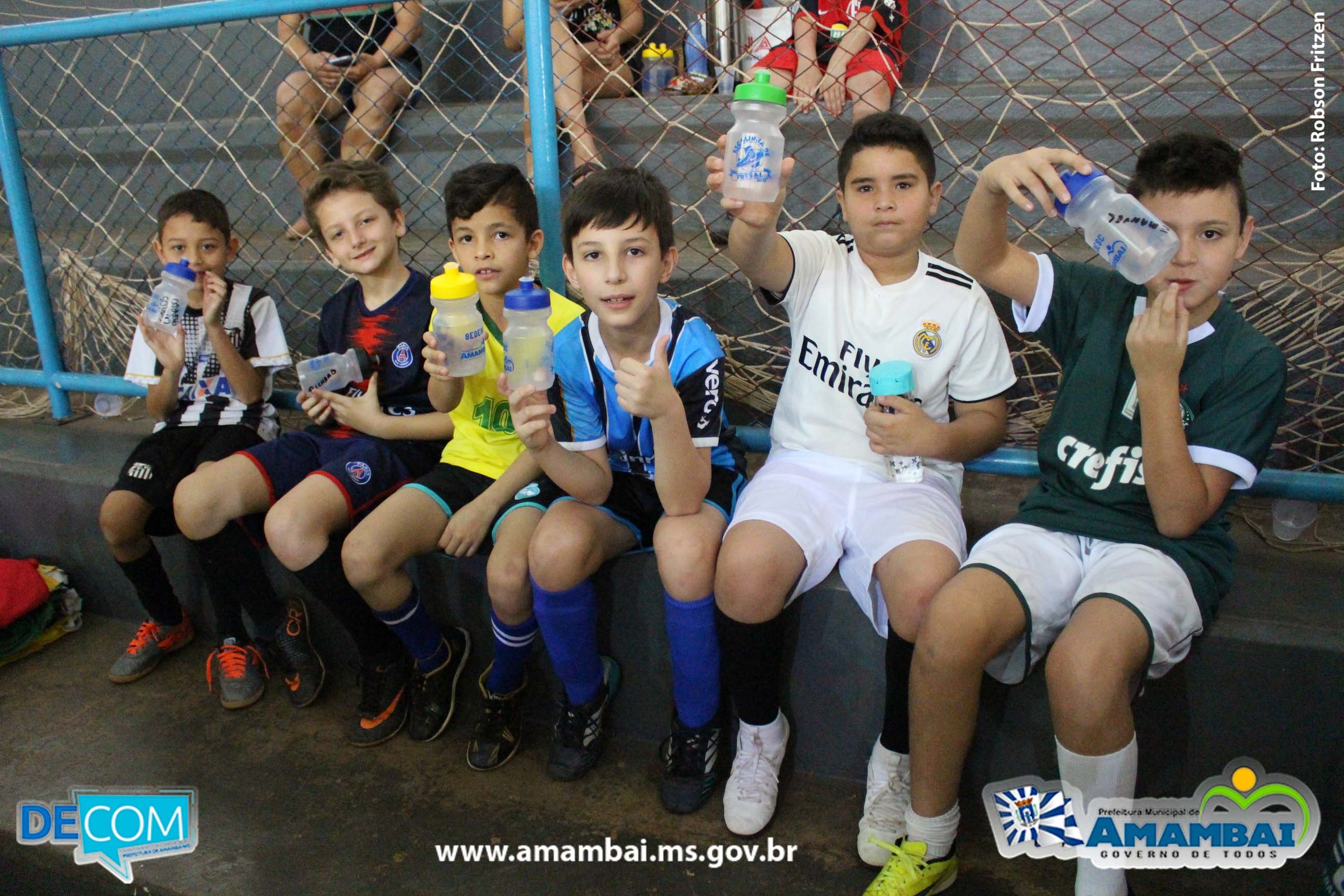 SEDESC entregou coletes, bolas e presentes para as crianças da Escolinha de Futsal do município