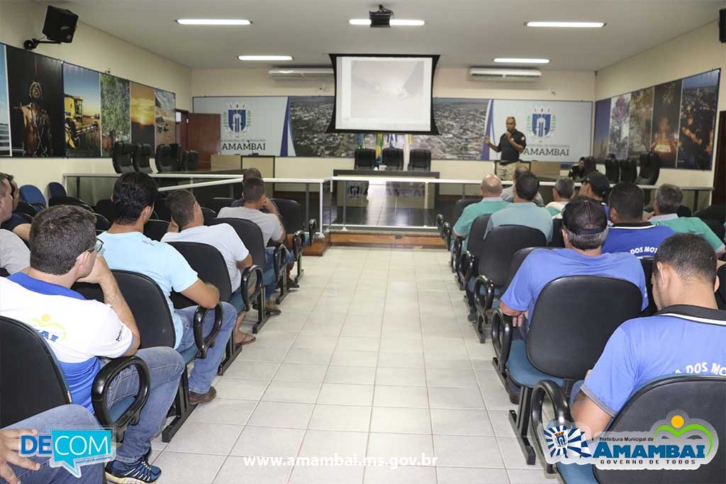 PRF oferece palestra para motoristas do transporte escolar de Amambai