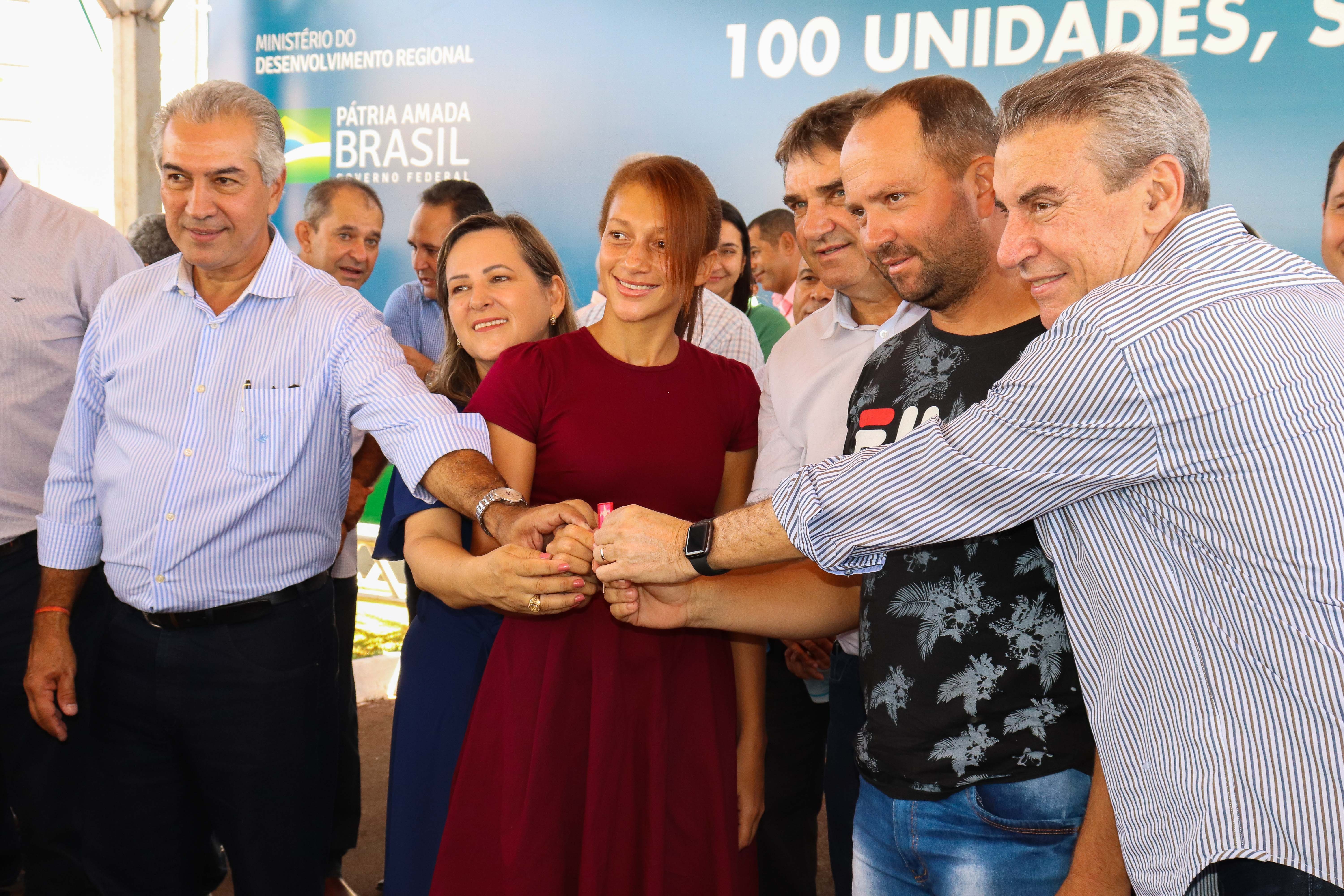 Prefeito de Amambai participou da entrega de 100 casas em Sete Quedas durante visita do Governador