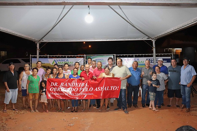 Autoridades e moradores assinaram ordem de serviço para drenagem e asfalto na vila São Francisco