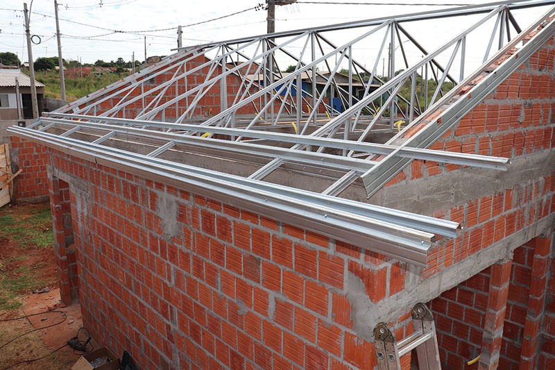 Começam as obras de cobertura nas casas do Residencial dos Ipês
