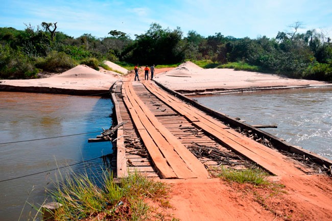 Ministra Tereza Cristina comemora construção de duas pontes de concreto em Amambai