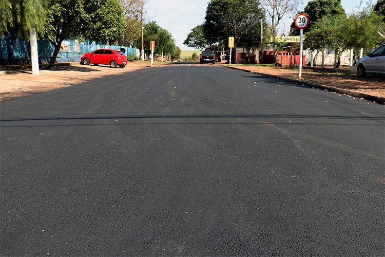 Após construção de drenagem, vila Limeira recebe forte investimento de pavimentação asfáltica