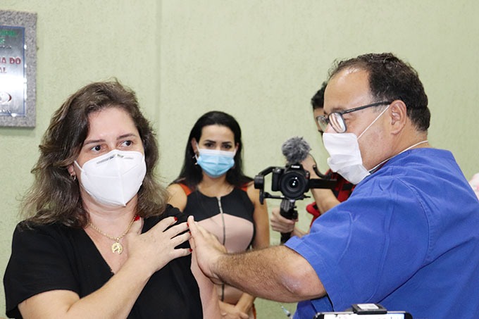 Dr. Bandeira inicia vacinação imunizando profissionais da saúde que atuam na linha de frente contra o coronavírus