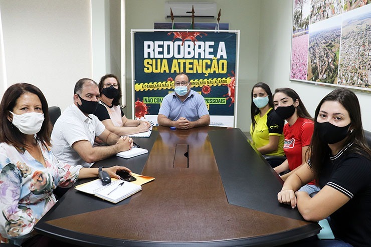 Prefeito se reúne com AUNAD para definir apoio da Prefeitura no transporte de universitários