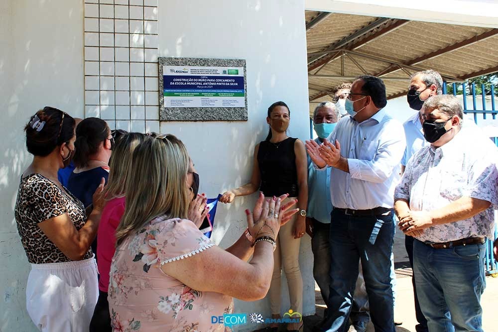 Autoridades do município e diretoras inauguram investimentos na Escola Municipal Antônio Pinto