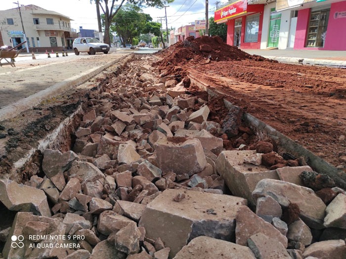 Prefeitura de Amambai faz reparo na avenida Pedro Manvailer