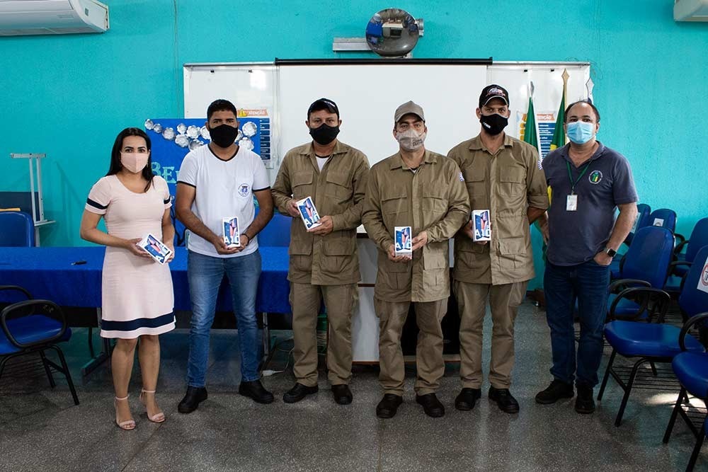 Agentes de Combate à Endemias de Amambai receberam novos smartphones do Governo do Estado para uso em campo
