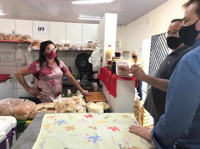 Prefeito de Laguna Carapã Ademar Dalbosco visita o Mercado Municipal em Amambai