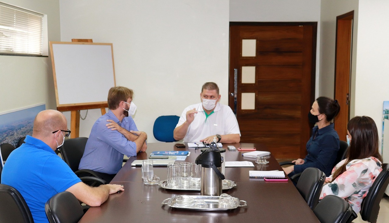 Secretaria de Gestão e Departamentos de Compra e Licitação se reúnem com técnicos do SEBRAE