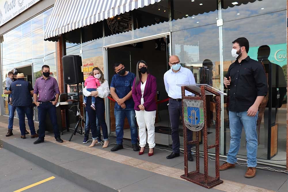 Lucas Padovam inaugurou neste sábado a empresa Bazu Sausag em Amambai