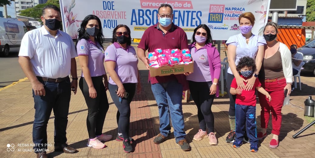 Prefeito de Amambai Dr. Bandeira prestigia ação da Campanha Segurança Menstrual na praça central