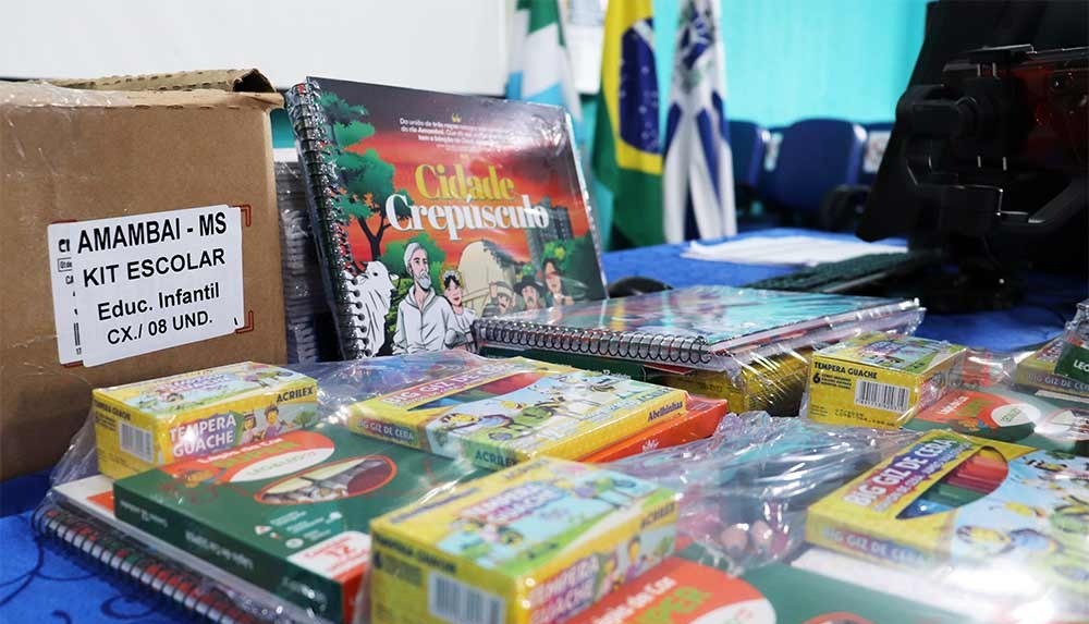 Secretaria de Educação faz triagem de kits escolares, máscaras e uniformes que serão entregues aos estudantes de Amambai