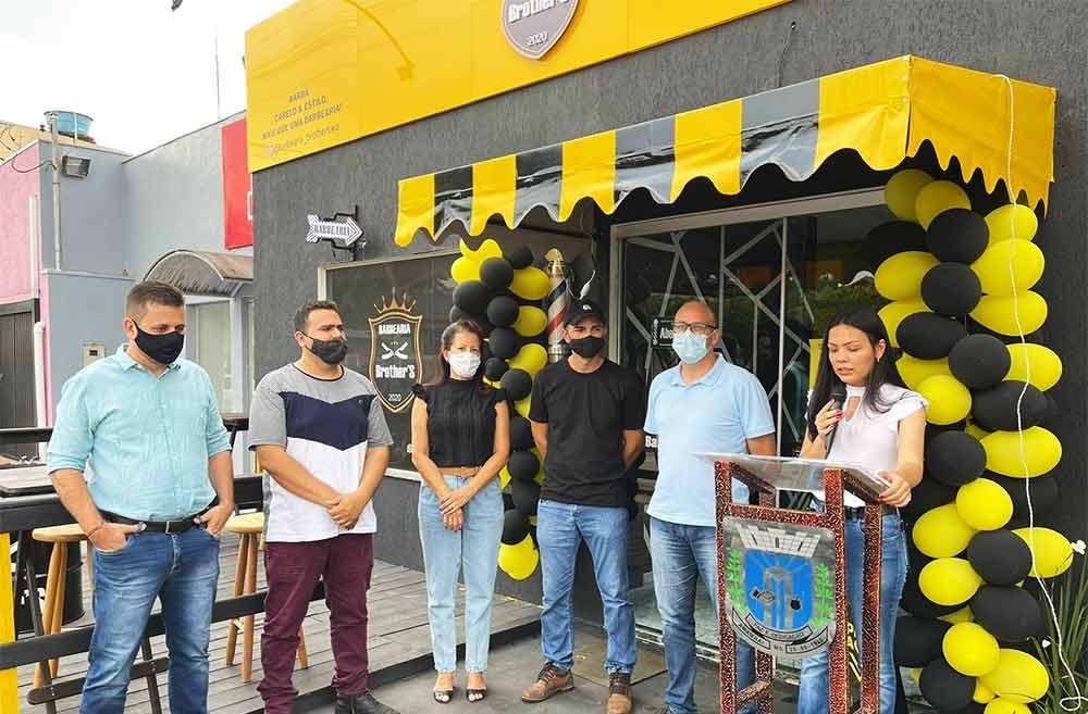 Irmãos Augusto e Willian Ramos Miranda inauguram Barbearia Brother’s em Amambai