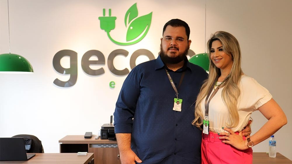 Ivan e Maiara Locatelli inauguraram filial da Gecom Energia em Amambai